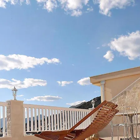 Schoene In Mit Terrasse Baska Voda